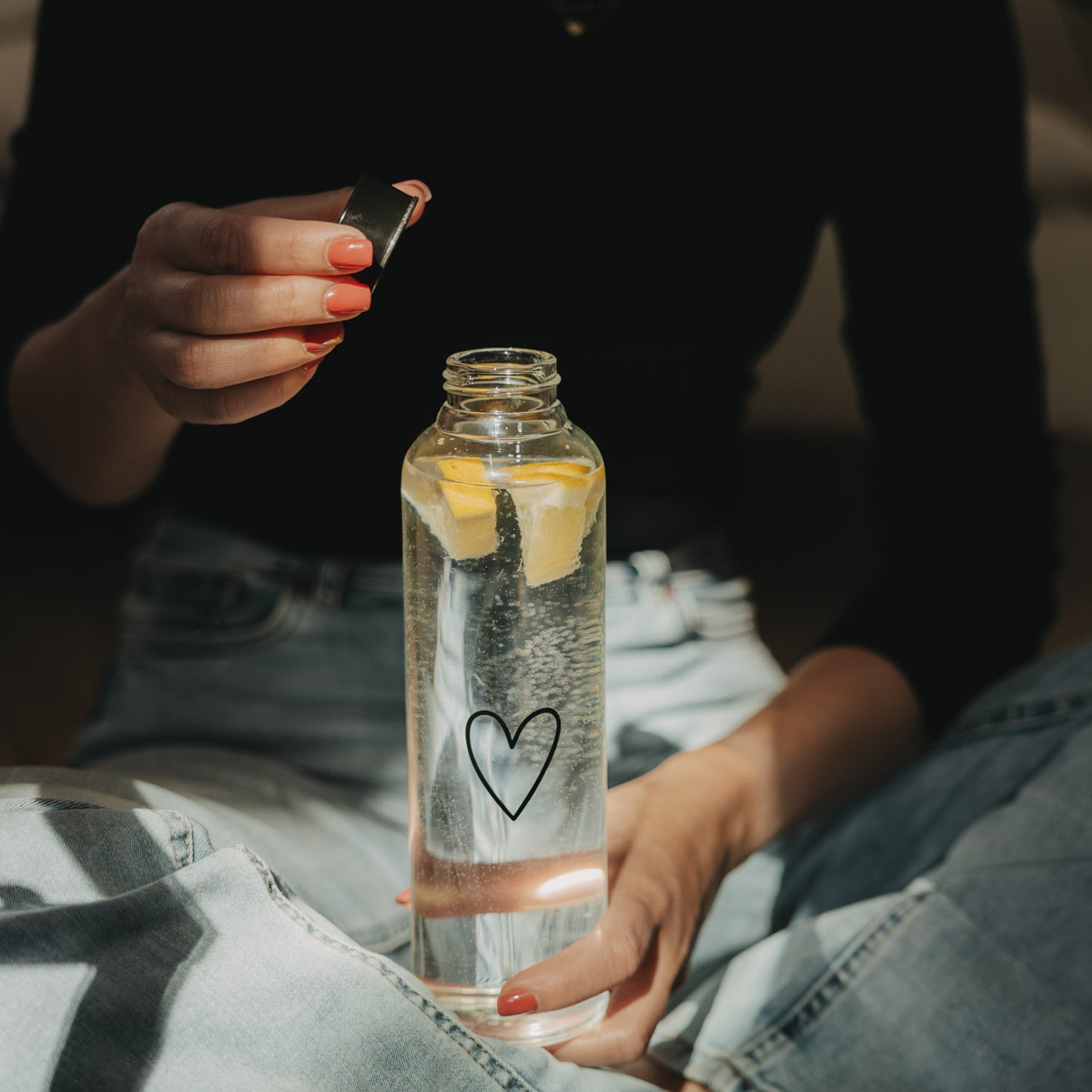 Detail Trinkflasche Herz 750 ml mit Zitronenstücken und sprudelndem Wasser