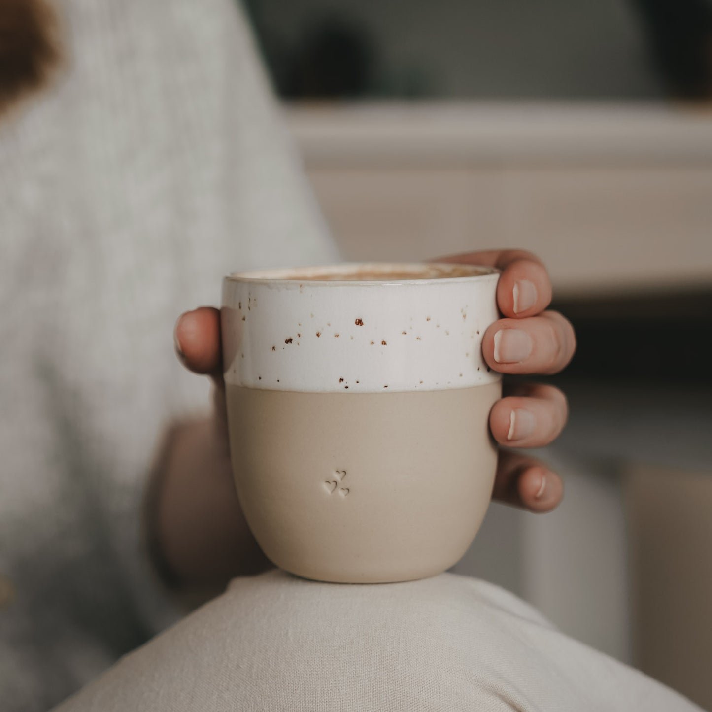 Keramik Mini Mug mit Herzprägung auf Knie gehalten, Becher für Kaffee oder Cappuccino