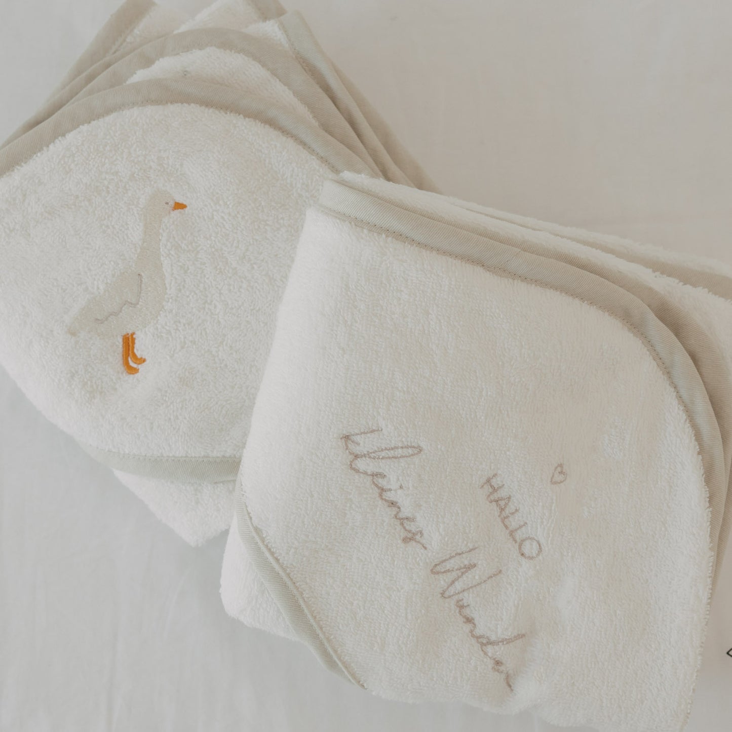 Baby Kapuzenhandtuch aus Baumwolle mit Gans Stickerei und Schriftzug Kleines Wunder