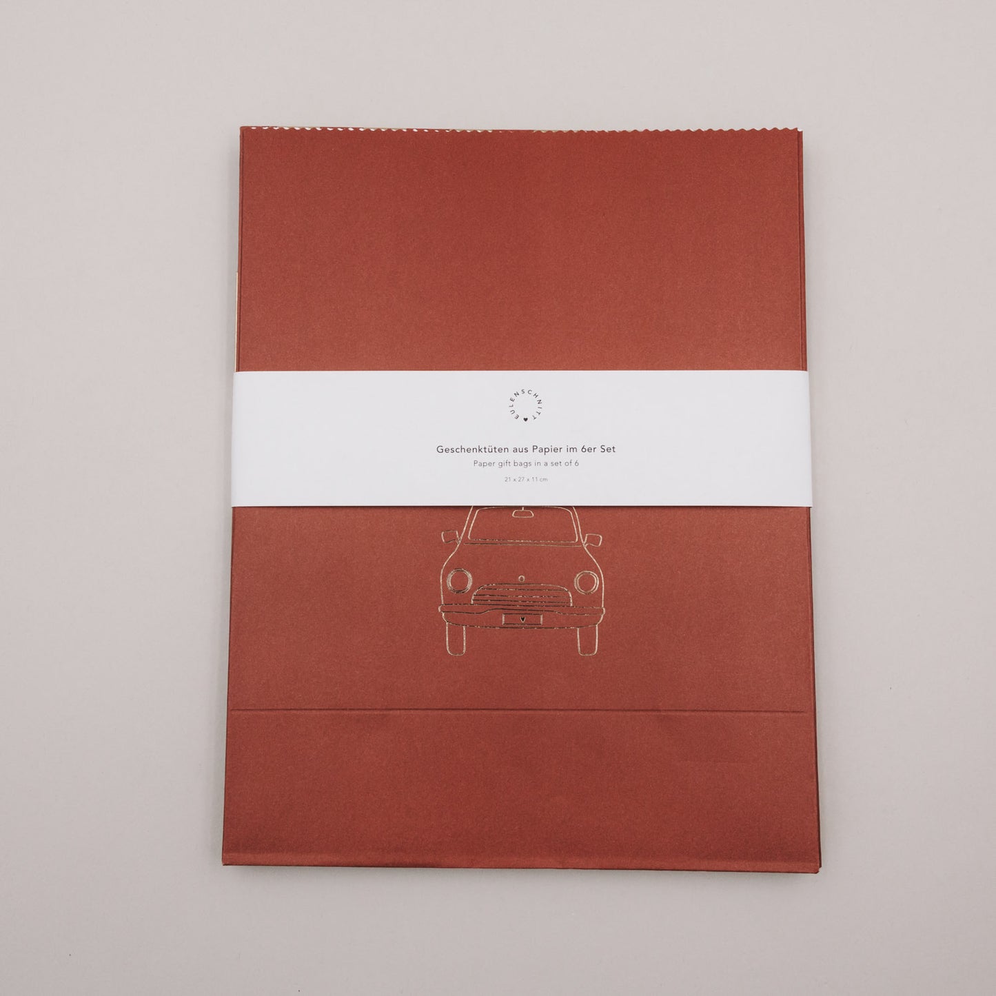 Papiergeschenktüten aus Papier im 6er-Set, flach liegend mit Etikett und Autoillustration