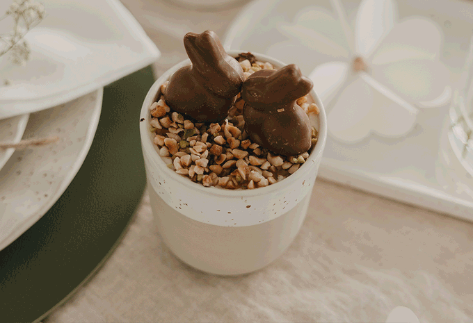 GIF: 3 Bilder des Becherkuchens hintereinander, Kuchen in Steingutbecher dekoriert mit Nüssen und kleinen Schokohasen