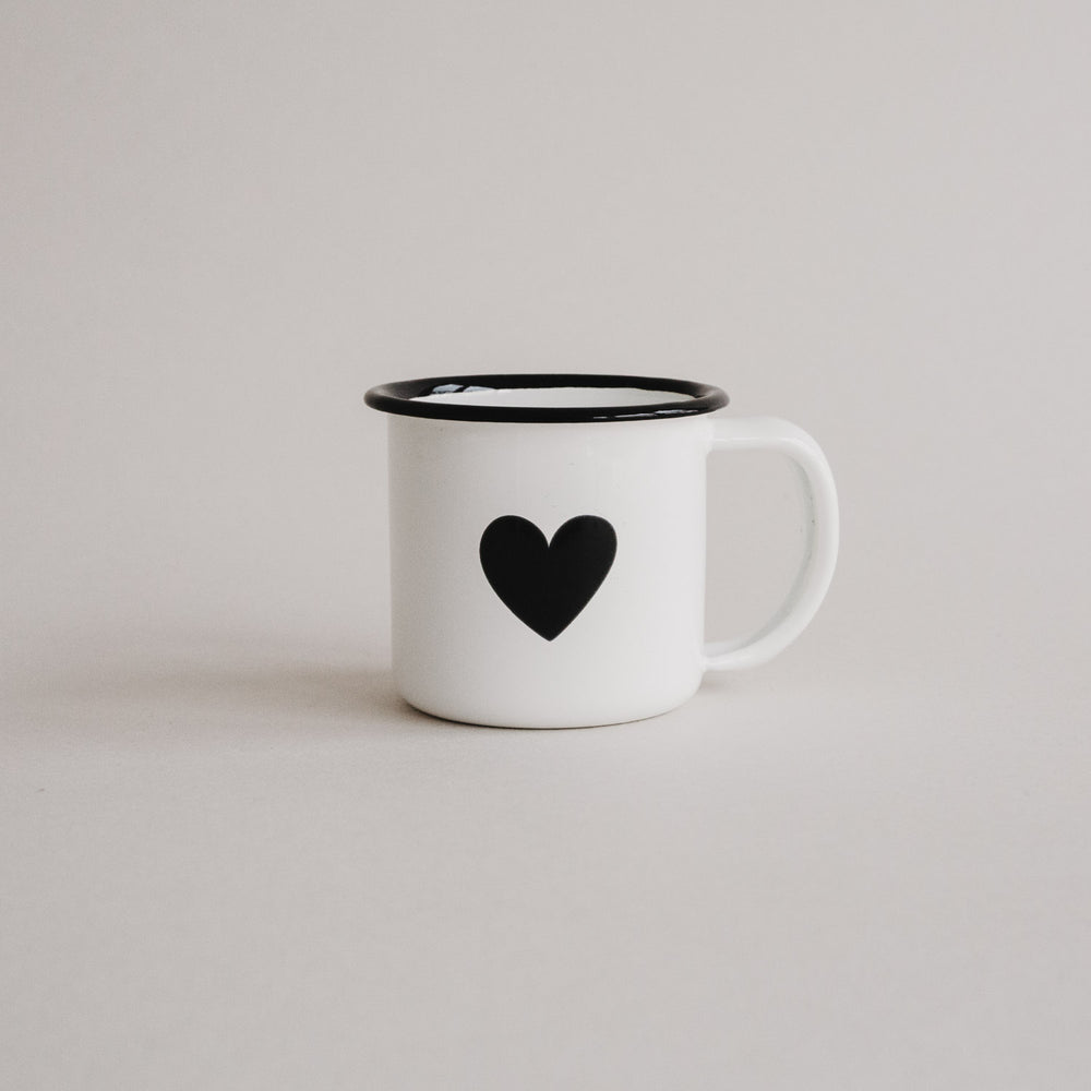 Emaille Espressotasse Herz in Off-White mit schwarzem Herzmotiv – minimalistisches Design von Eulenschnitt.