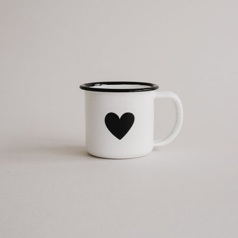 Emaille Espressotasse Herz in Off-White mit schwarzem Herzmotiv – minimalistisches Design von Eulenschnitt.