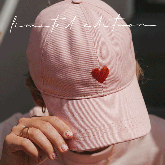 Rosa Cap mit roter Herz- und Oh Happy Day-Stickerei aus verschiedenen Perspektiven und in sommerlichen Lifestyle-Szenen
