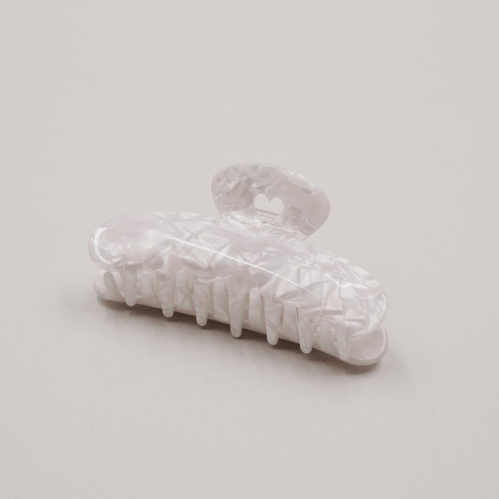 Haarspange Maxi Herz Pearl in Perlmuttoptik auf hellem Hintergrund.