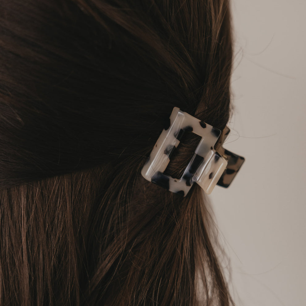 Kleine eckige Haarspange in Leo-Optik im braunen Haar befestigt