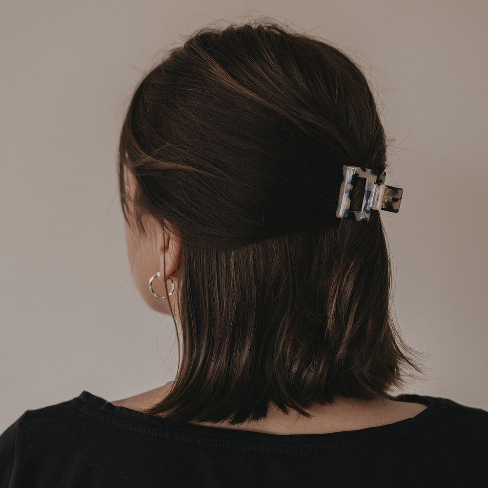 Haarspange Leo eckig klein im halboffenen Haar getragen