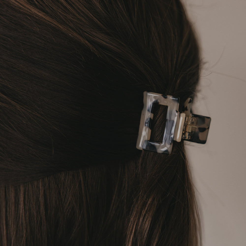 Detail der kleinen eckigen Haarspange in Leo-Optik im Haar