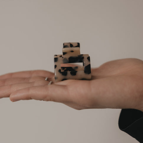 Kleine eckige Haarspange im Leo-Design auf der Hand präsentiert