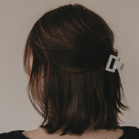 Kleine Haarspange eckig in Perlmutt-Optik hält halboffenes Haar