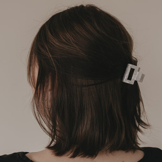 Kleine Haarspange eckig in Perlmutt-Optik hält halboffenes Haar