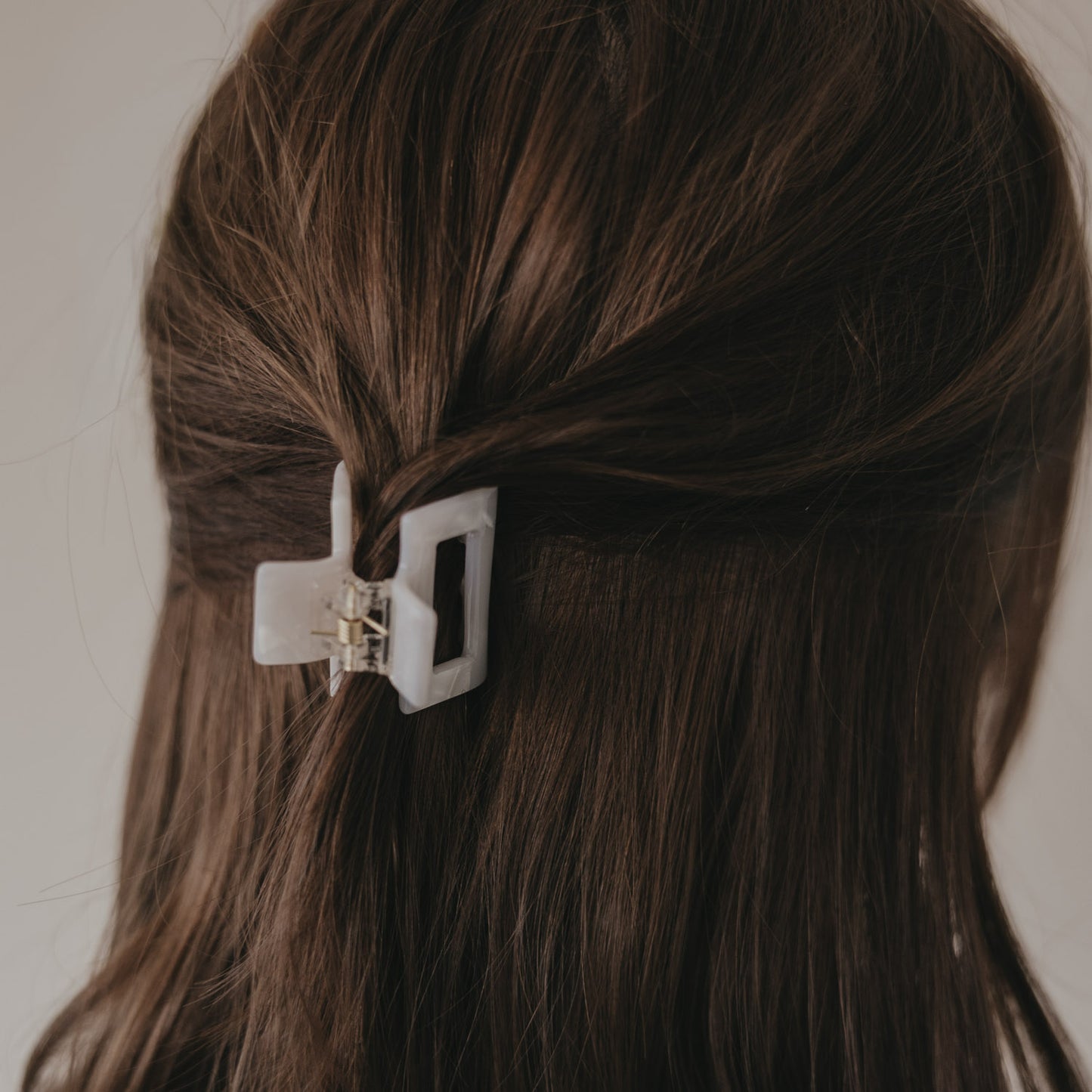 Detail der kleinen eckigen Haarspange in Perlmutt-Optik im Haar