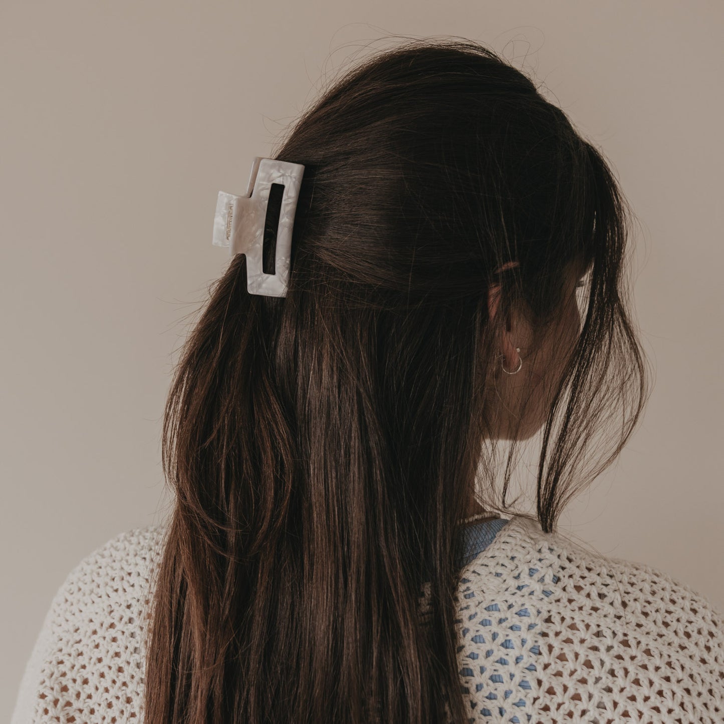 Große eckige Haarspange in Perlmutt-Optik hält halboffenes Haar von hinten