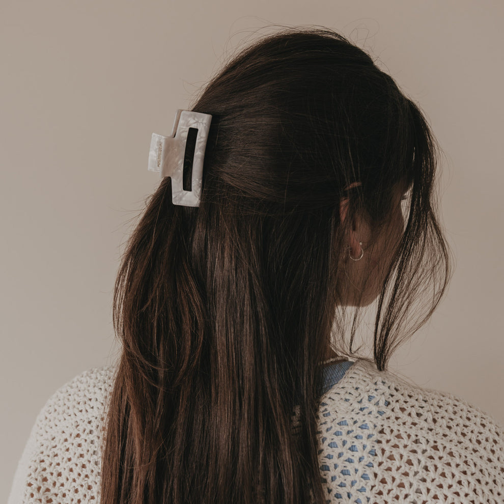 Große eckige Haarspange in Perlmutt-Optik hält halboffenes Haar von hinten