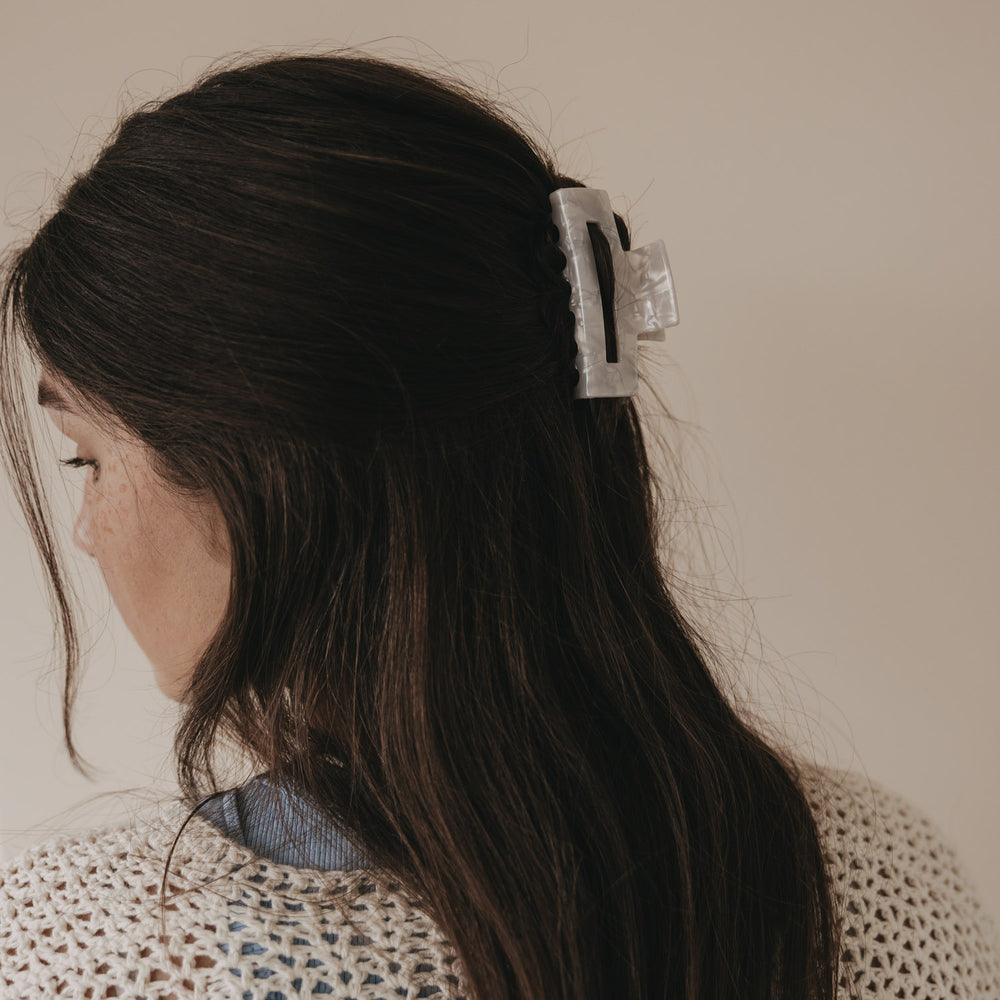 Große Haarspange eckig in Perlmutt-Optik im seitlichen Haar getragen