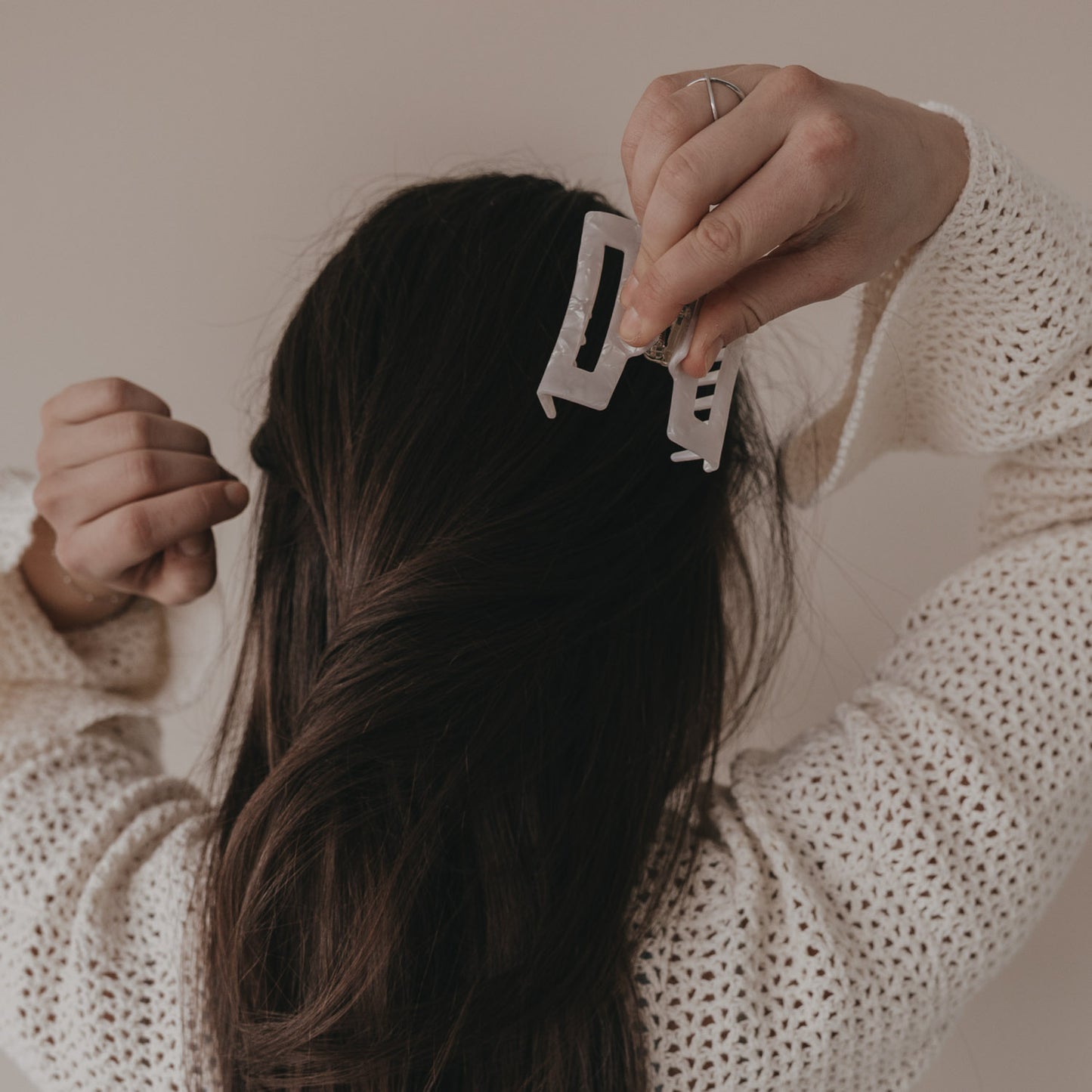 Große Haarspange eckig in Perlmutt-Optik beim Öffnen im Haar