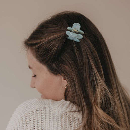 Haarspange Blume mint im Haar von hinten leicht seitlich getragen