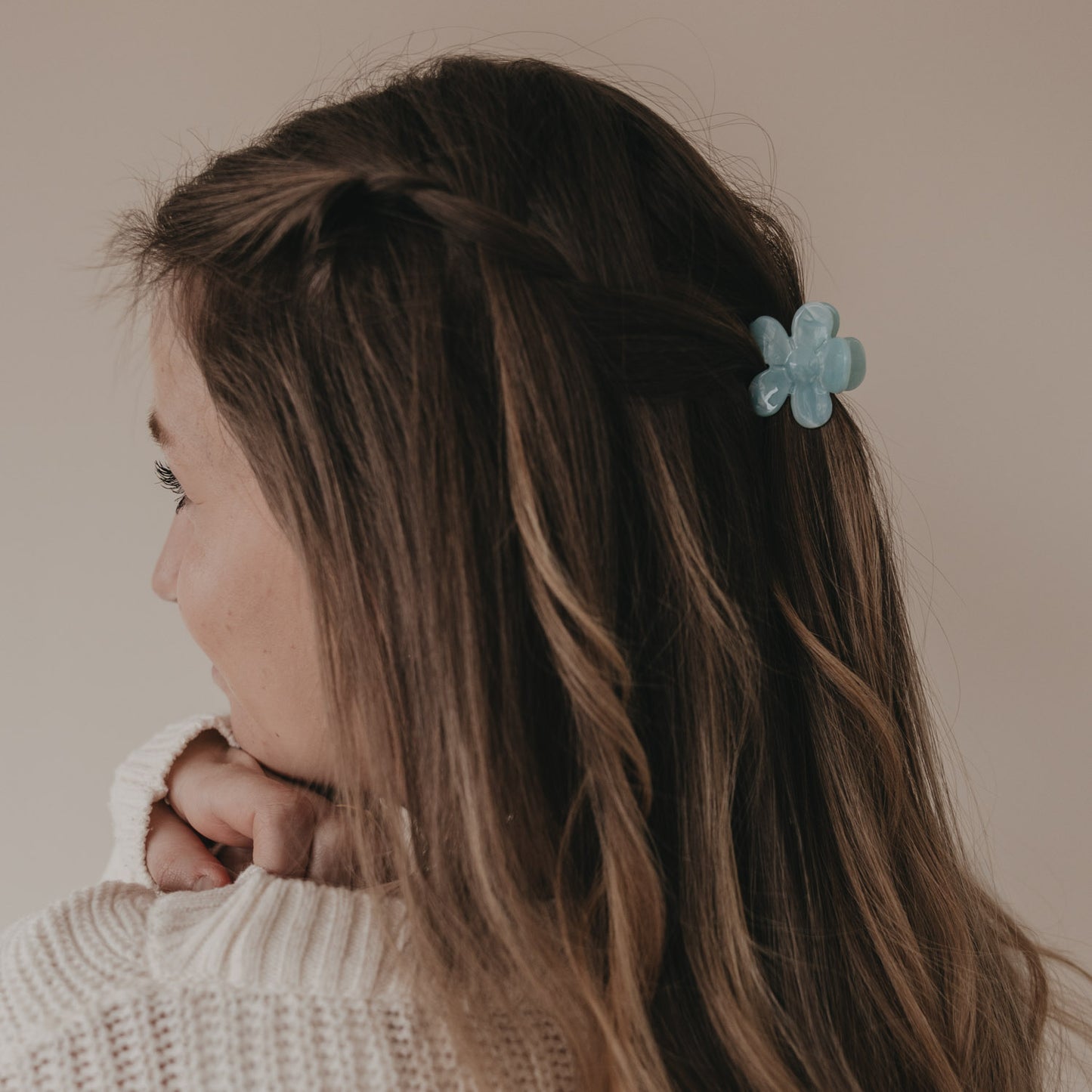 Seitliche Ansicht Haarspange Blume mint im braunen Haar getragen