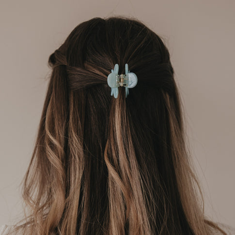 Rückansicht Haarspange Blume mint fixiert halboffenes Haar