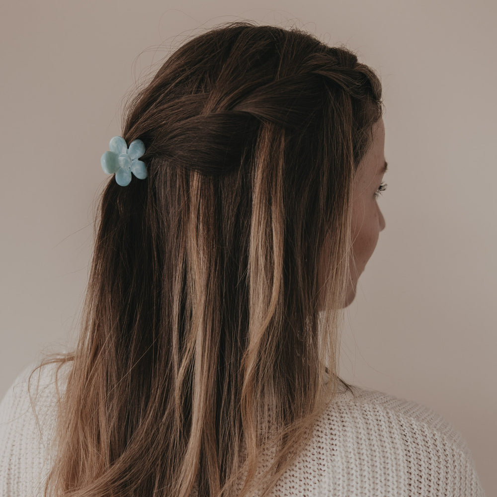 Haarspange Blume mint wird im Haar befestigt von Hand