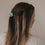 Haarspange Blume mint wird im Haar befestigt von Hand