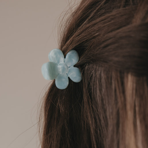 Detail Haarspange Blume mint im Haar mit glänzender Oberfläche