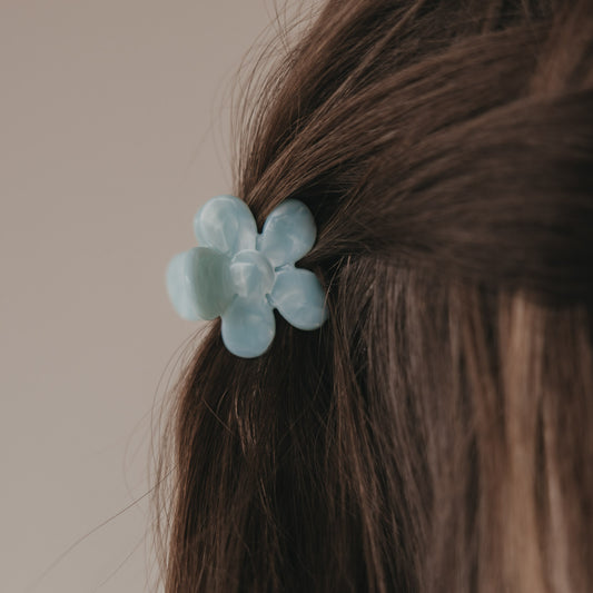 Detail Haarspange Blume mint im Haar mit glänzender Oberfläche