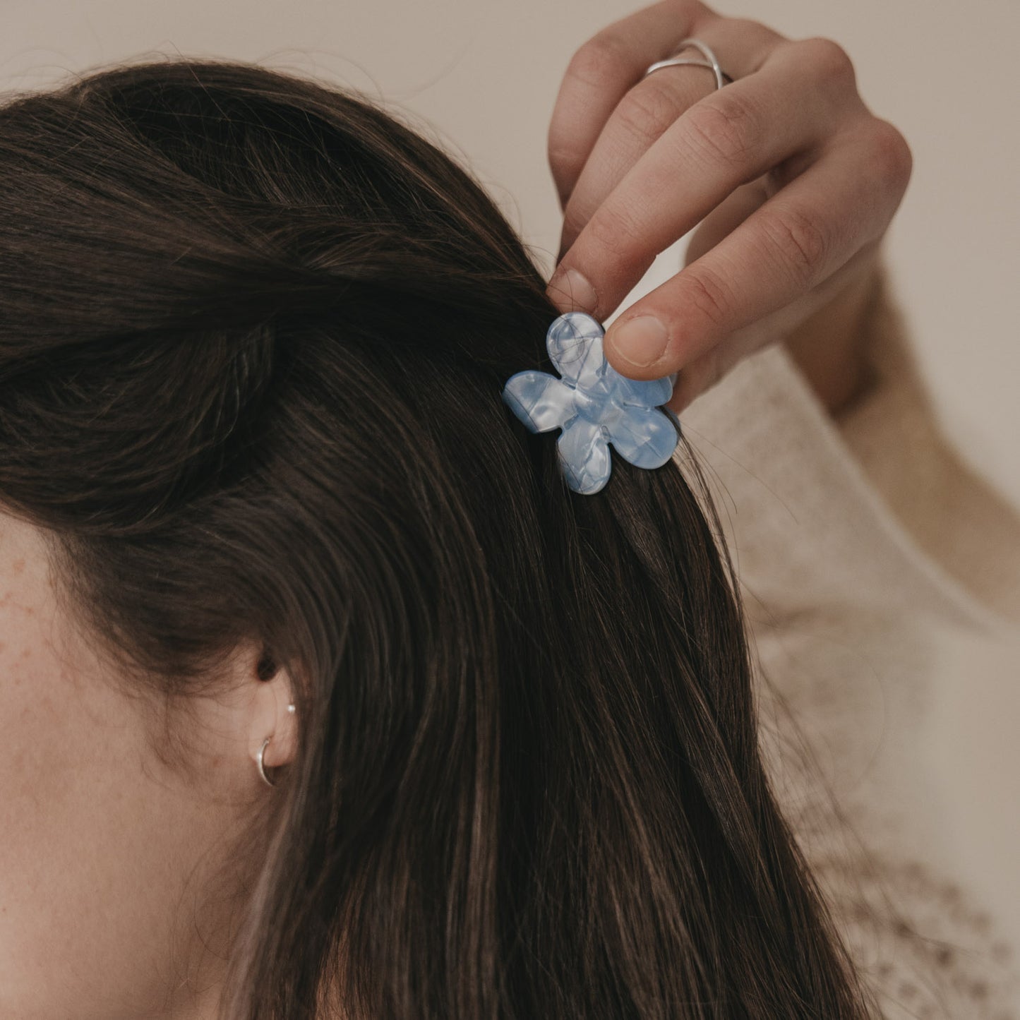 Haarspange Blume hellblau im Haar von hinten mittig getragen