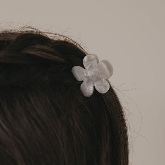 Detail Haarspange Blume in Perlmutt-Optik im Haar mit glänzender Oberfläche