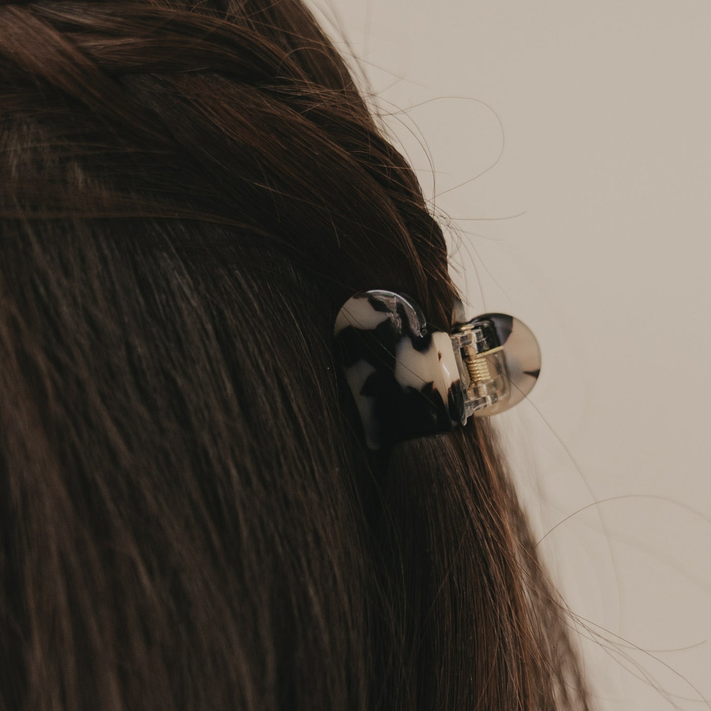 Detail Haarspange Herzform klein im Leo-Design im halboffenen Haar