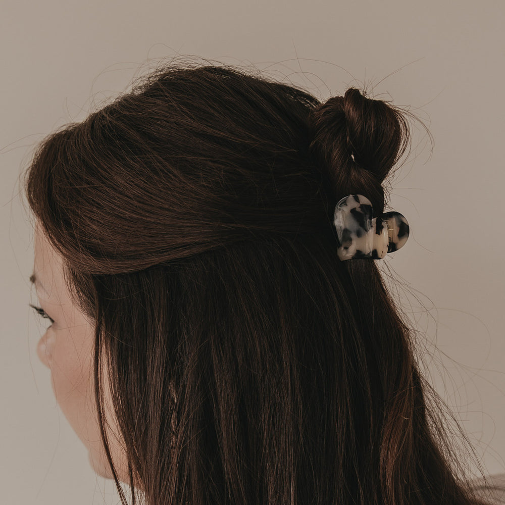 Große Haarspange Herzform Leo hält halboffenes Haar zusammen