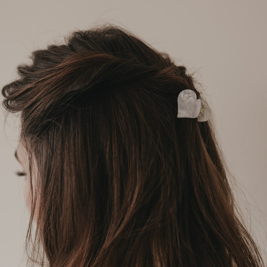 Seitliche Ansicht kleine Haarspange Herzform in Pearl im Haar