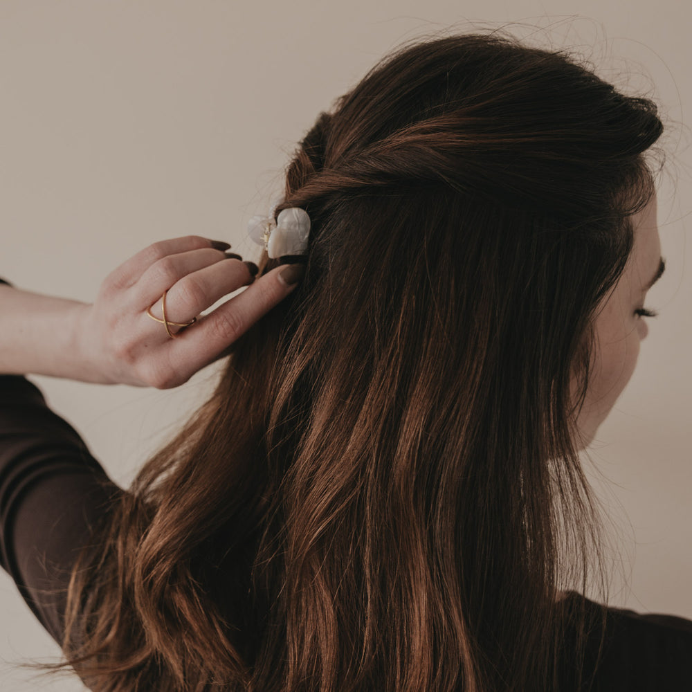 Kleine Haarspange Herzform Pearl wird ins Haar eingesetzt