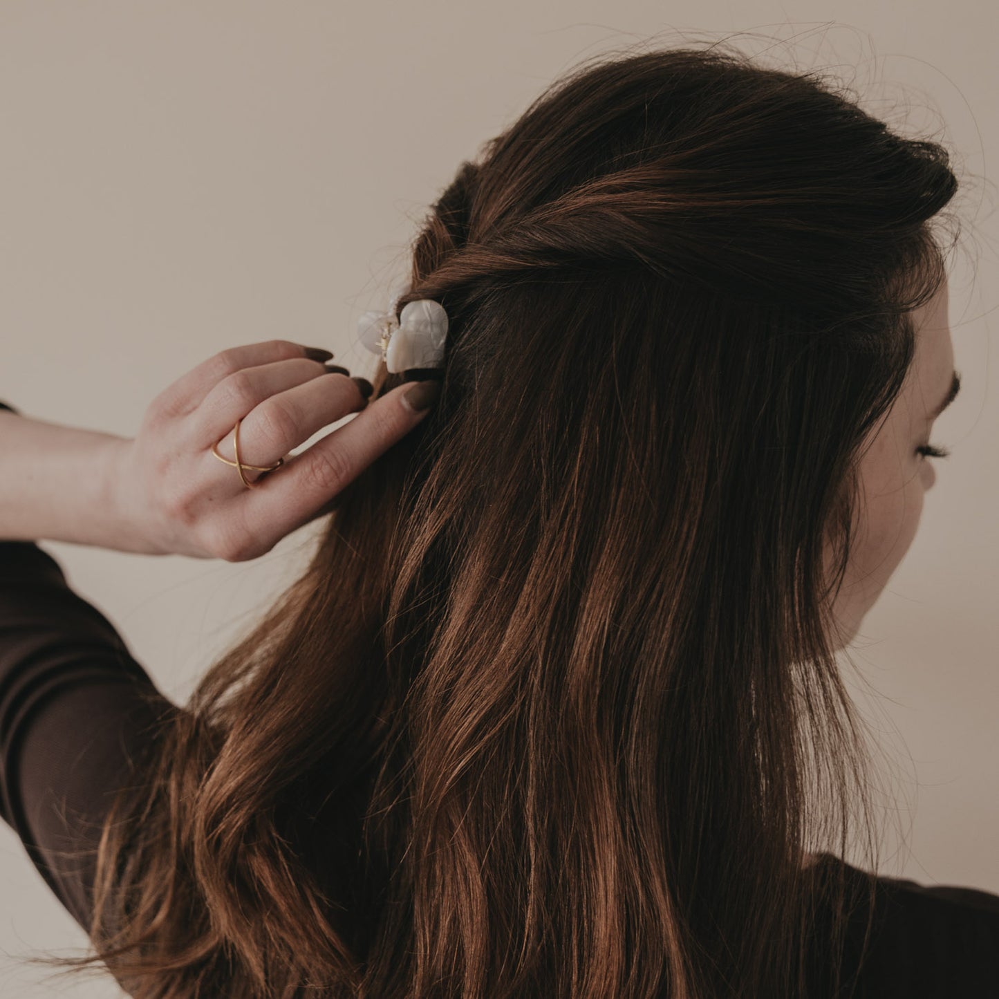 Kleine Haarspange Herzform Pearl wird ins Haar eingesetzt