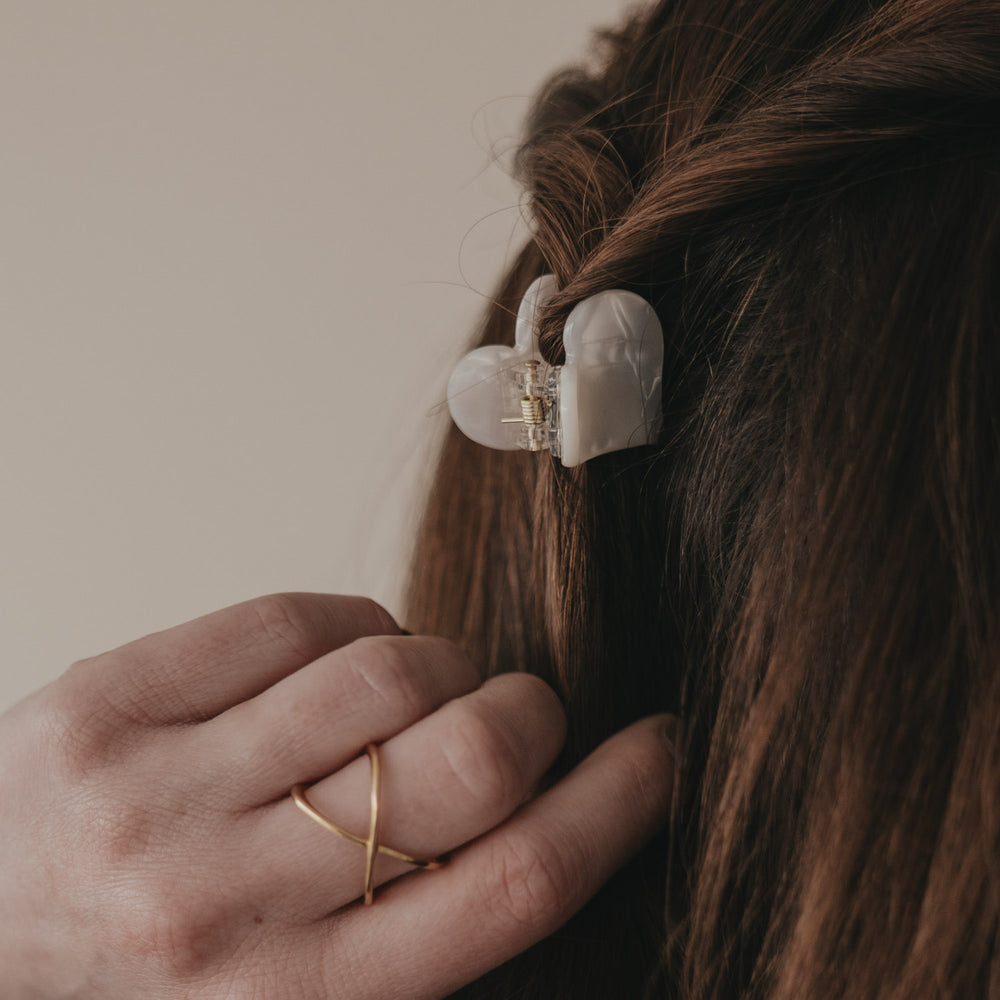 Detailaufnahme kleine Haarspange Herzform Pearl im Haar