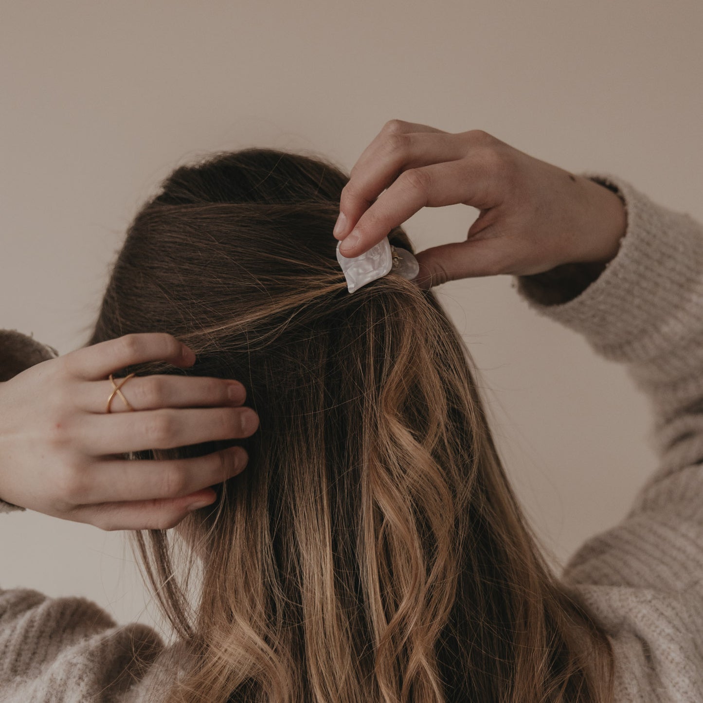 Große Haarspange Herzform Pearl wird ins Haar eingesetzt