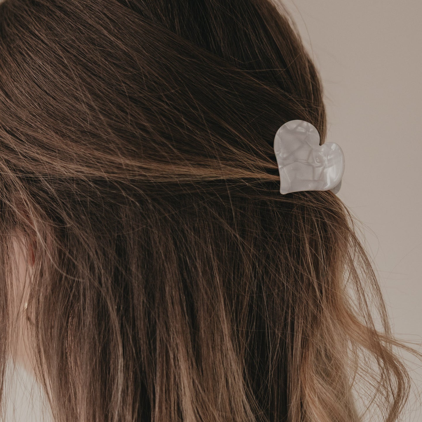 Detail große Haarspange Herzform Pearl im braunen Haar