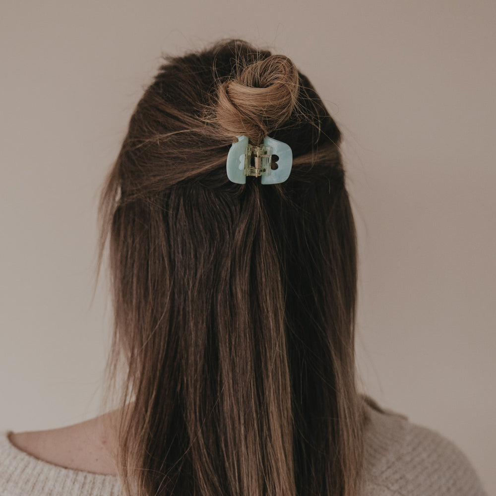 Rückansicht halboffene Frisur mit kleiner Haarspange Mint Herz