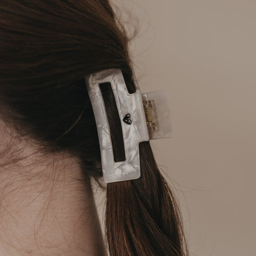 Detail große Haarspange eckig in Perlmutt-Optik mit schwarzem Herz im Haar