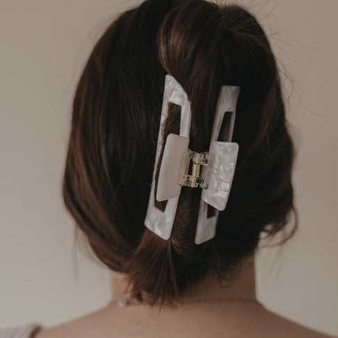 Maxi Haarspange eckig mit schwarzem Herz hält halboffenes Haar von hinten