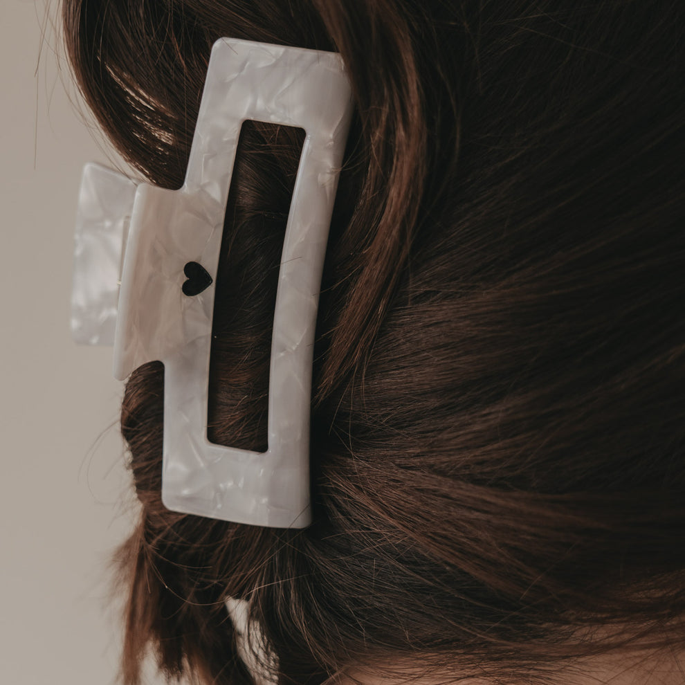 Maxi eckige Haarspange mit schwarzem Herz in Perlmutt-Optik im Haar getragen