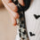 Schuhanzieher in Leo-Design in der Hand, modernes Accessoire im Alltag