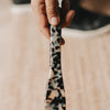 Schuhanzieher in Leo-Design in der Hand gehalten, elegantes Accessoire