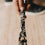 Schuhanzieher in Leo-Design in der Hand gehalten, elegantes Accessoire