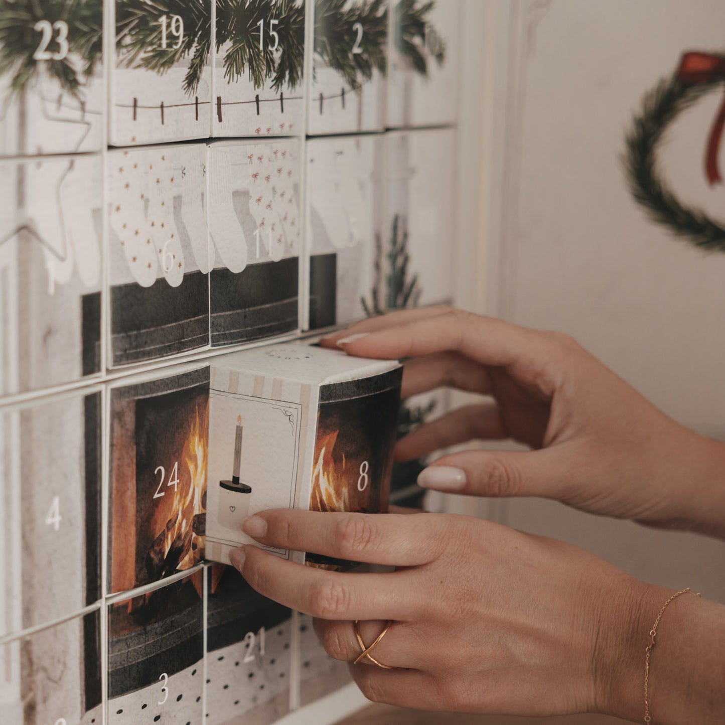 Herausnehmen eines Türchens aus dem Eulenschnitt Socken Adventskalender
