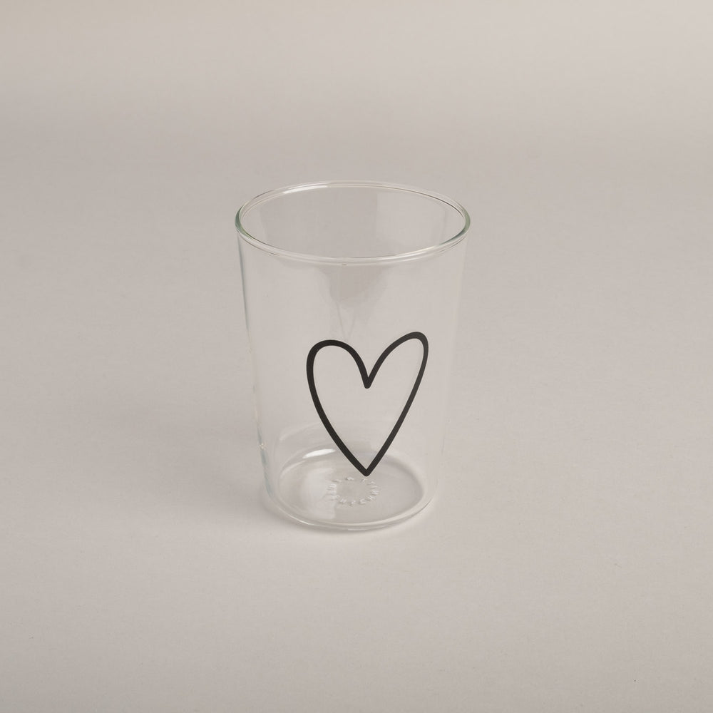 Trinkglas mit schwarzem Herzmotiv, freigestellt vor hellem Hintergrund – schlichtes, modernes Design für den Alltag.