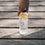 Glas Trinkflasche mit Herzprint und Zitronen wird auf Holzoberfläche abgestellt
