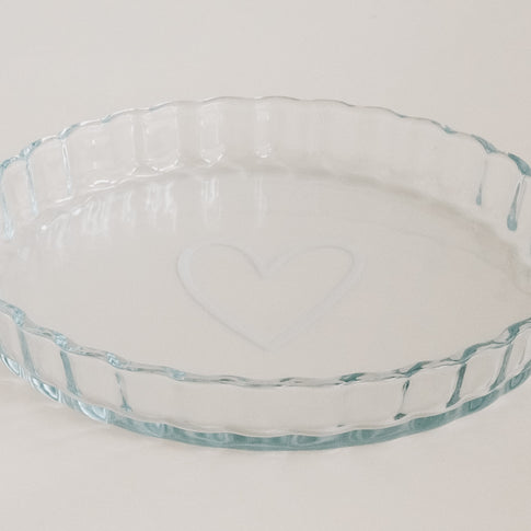 Glas-Tarteform mit Herzmotiv, seitlich aufgenommen für klare Formdarstellung