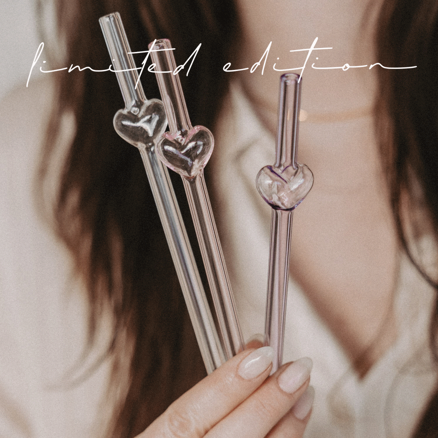 Limitierte Glasstrohhalme Bubble Heart in Rosa, Klar und Flieder mit Herzmotiv, leicht animiert im Glasgefäß