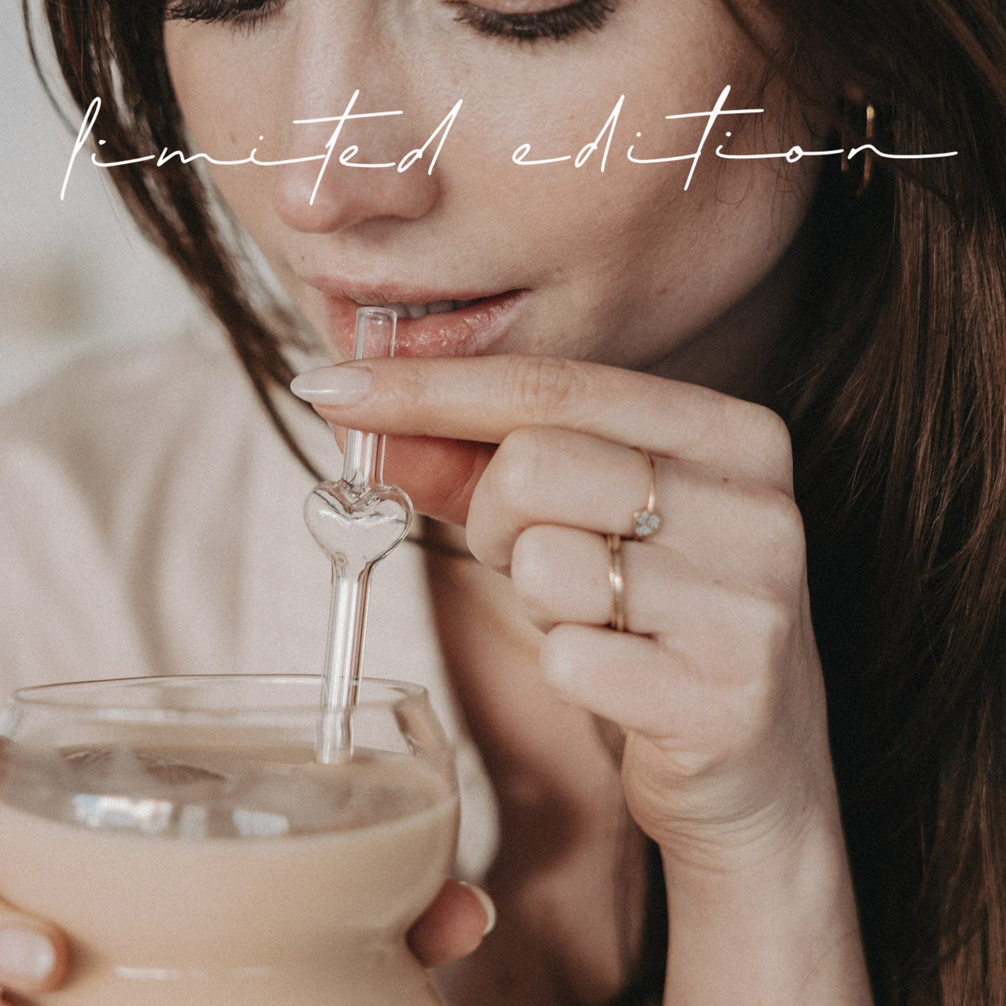 Person trinkt Getränk mit limitiertem Glasstrohhalm Bubble Heart mit Herzmotiv